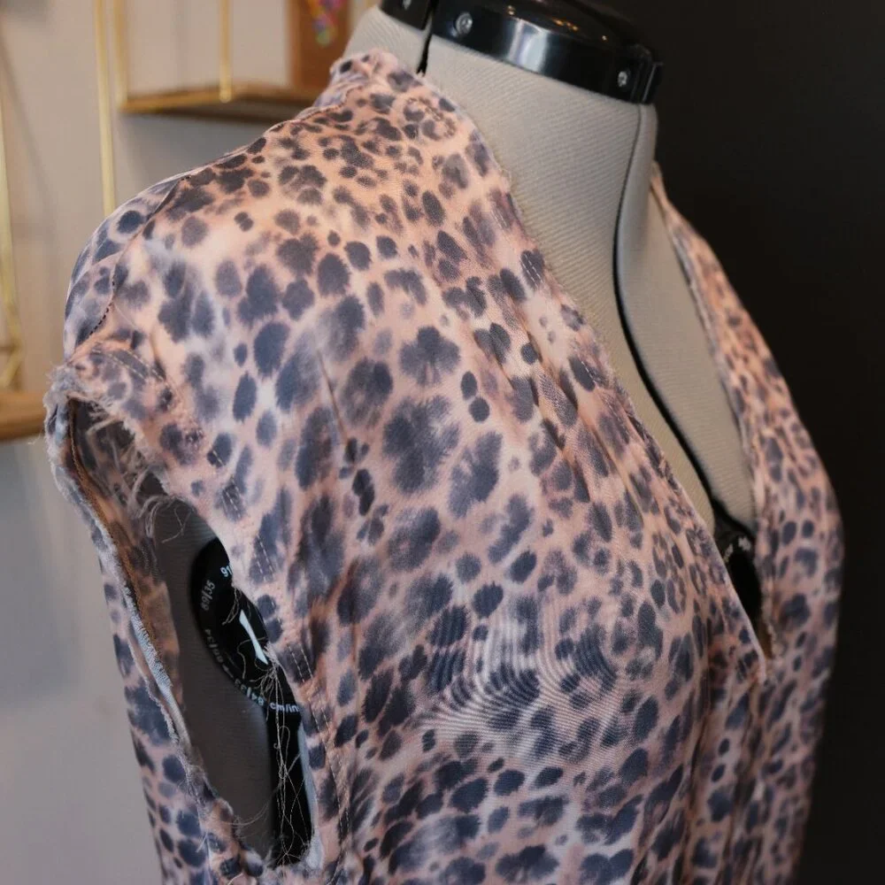 Cali by Cali Dreaming Silk V Neck leopard print Blouse Size Small - Picture 2 of 4